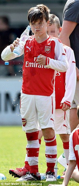 Cruz Beckham (David and Victoria's son) seen cooling off in the hot weather with a bottle of water after a kickabout with his Arsenal Academy teammates. Nestle Water, Cruz Beckham, Arsenal Academy, Academy Football, Beckham Family, Football Boy, A Bottle Of Water, Romeo Beckham