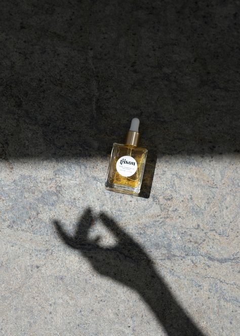 Gisou Product Photography, Shadow Play Product Photography, Hair Oil Aesthetic Photography, Beige Product Photography, Product Shadow Photography, Honey Product Photography Ideas, Product Lighting Photography, Hair Products Aesthetic Photography, Product Styling Ideas