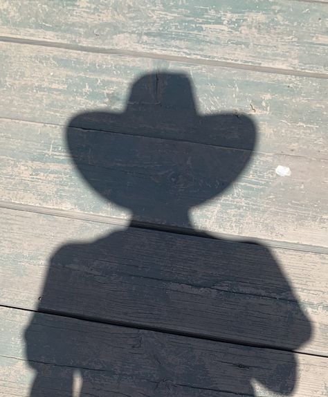 shadow of a comboy photo. cool. hat shadow. cowboy aesthetic Faceless Cowboy Aesthetic, Cowboy Hat Aesthetic Men, Black Cowboy Hat Aesthetic, Harengon Artificer, Black Cowboy Aesthetic, Chemical Overreaction, Modern Cowboy Aesthetic, Country Boy Aesthetic, Cowboy Hat Aesthetic