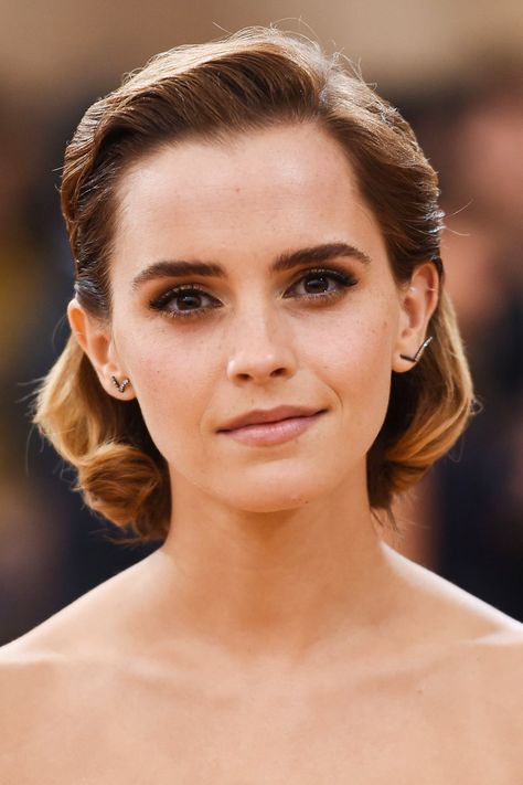 Explore the Met Gala dresses and celebrity outfits from the red carpet. See all the best dressed celebrities from the tech themed Met Ball 2016. Emma Watson Met Gala, Emma Watson Makeup, Emma Watson Belle, Beauty And The Beast Costume, Emma Watson Style, Jenna Dewan, Braut Make-up, Julianne Hough, Lily Rose Depp