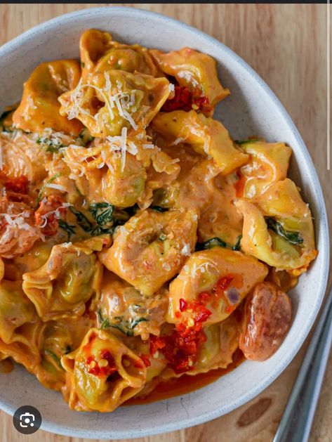 Garlic And Tomato Pasta, Ricotta Tortellini Recipes, Spinach And Ricotta Tortellini, Ricotta Tortellini, Creamy Tomato Tortellini, Ricotta Cream, Tomato Tortellini, Tortellini Recipe, Creamy Tortellini