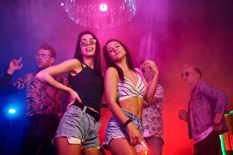 Dos hermosas chicas bailando frente a jó... | Premium Photo #Freepik #photo #fiesta-nocturna #personas-fiesta #concierto #amigos-fiesta Foto Bar, Premium Photo, Concert, Bar