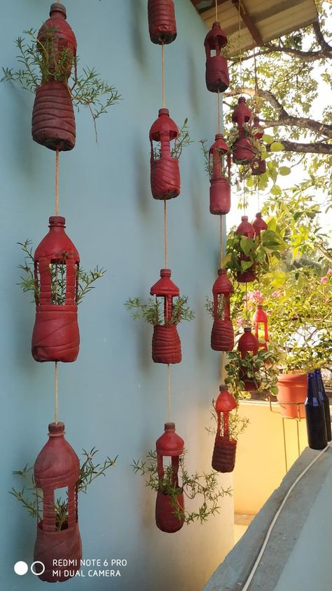 Hanging Water Bottle Planter Diy, Water Bottle Plants Ideas, Hanging Plants Diy Bottle, Diy Plant Vase Ideas, Bottle Planting Ideas, Plastic Bottle Crafts Garden, Garden Ideas With Plastic Bottles, Courtyard Garden Design, Indoor Plant Trellis