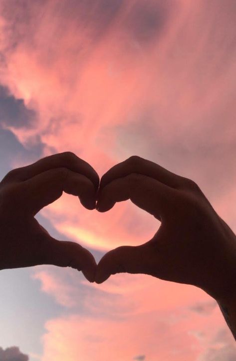 Hand Heart Aesthetic, Heart Hands Aesthetic, Hand Hearts, Heart Hand Sign, Heart Sunset, Hand Shadows, Heart Aesthetic, Glittery Wallpaper, Dark Landscape