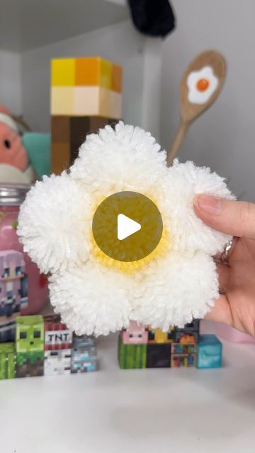 Flower Mug Rug, Aesthetic Craft Ideas For Teens, Diy Mug Rug, Pom Pom Crafts To Sell, Pom Pom Ideas, Pom Daisy, Pompom Flowers, Pom Flowers, Mug Rug Tutorial