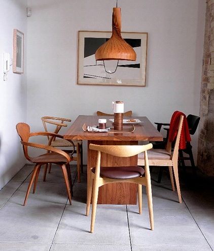 Here's proof that not everything needs to match: six different midcentury chair designs, in various types of wood, create a compelling dining tableau. Wood Chairs Living Room, Floral Accent Chairs, Mixed Dining Chairs, Mismatched Dining Chairs, Woven Dining Chairs, Mid Century Dining, Dining Room Inspiration, Mid Century Chair, Dining Room Lighting