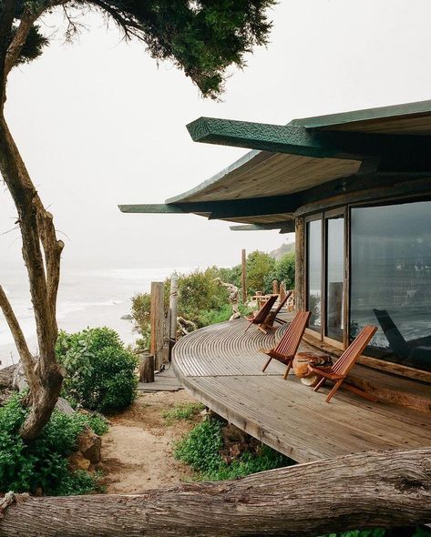 A nice example of Organic Modernism with Sandcastle, a beach house located in Malibu, California and designed by architect - and avid… | Instagram Post Modern Beach House, Malibu Beach House Aesthetic, Modern Ocean House, Stilt Beach House, Malibu Design, Beach House Australia, Ship Architecture, Organic Modernism, House Brick