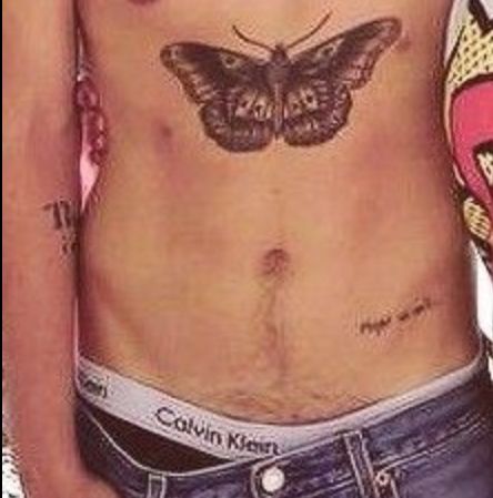 Harry Styles Body, Harry Styles Hands, Harry Styles Shirtless, Harry Styles Shirt, Hands On Face, Harry Styles Poster, Ripped Pants, Harry Styles Cute, Cheerleading Outfits