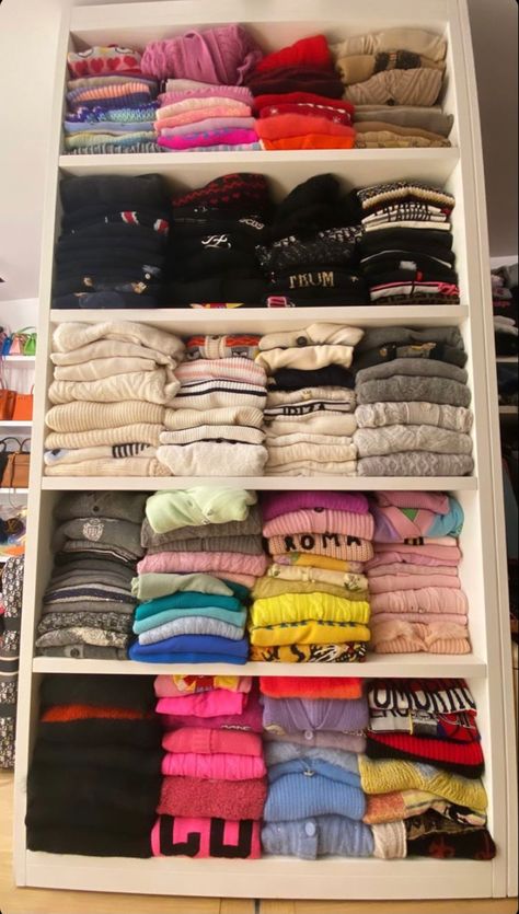 Closet Aesthetic Apartment, Top Closet Organization Ideas, Closet Organization Ideas Aesthetic, Shoes Organization, Preppy Closet, Closet Organisation, Accessories Organization, Folded Clothes, Organized Closet