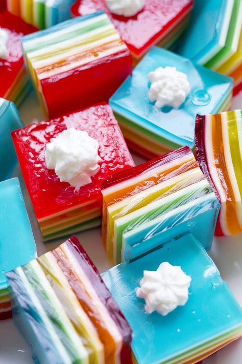 Layer Jello, Rainbow Jello Recipe, Layered Jello Recipe, Gelatin Desserts, Pudding Recept, Jello With Fruit, Jello Mold Recipes, Rainbow Jello, Green Jello