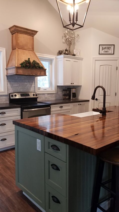 Farmhouse Kitchen Countertops, Block Countertops, Countertops Diy, Butcher Blocks, Diy Kitchen Decor, Diy Countertops, Classic Kitchen, Butcher Block Countertops, Kitchen Redo