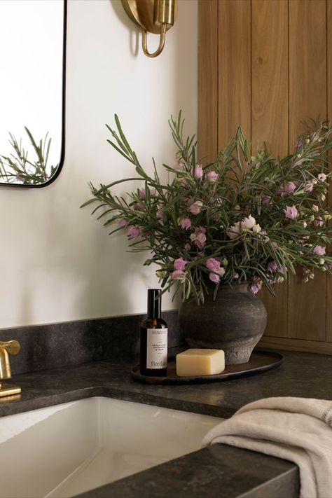 Bathroom Staging, Shoppe Amber Interiors, Bathroom Design Inspiration, Reactive Glaze, Amber Interiors, Deco Floral, Organic Materials, Roasted Veggies, Beautiful Bathrooms