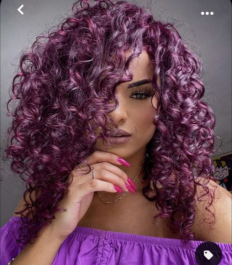 Red Lavender Hair, Colored Curly Hair Ideas, Plum Curly Hair, Mecha Frontal, Lavender Hair Ideas, Lavender Hair Color Ideas, Purple Curly Hair, Curly Purple Hair, Pelo Color Vino