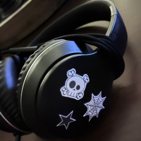 Customized Headphones Diy, Decorate Headphones Aesthetic, Beats Headphones Aesthetic Black, Cool Headphones Aesthetic, Skull Candy Headphones Aesthetic, Y2k Headphones Aesthetic, Goth Headphones, Emo Headphones, Gaming Headphones Aesthetic