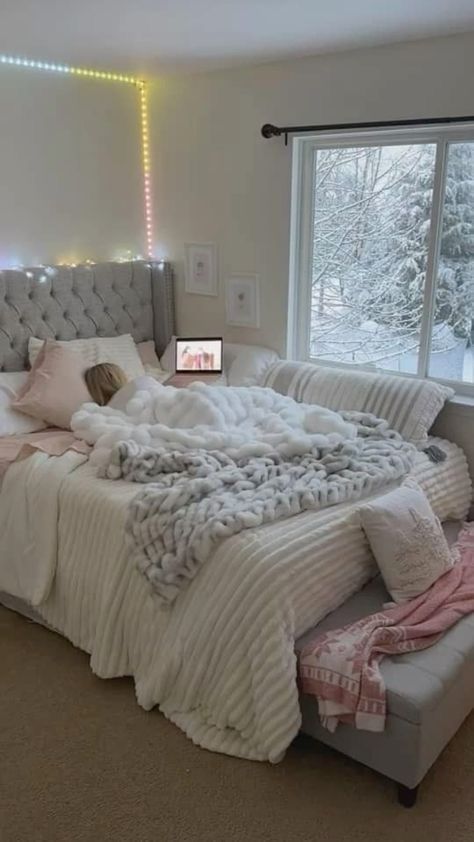 Cozy Room Furniture, Very Cozy Bedroom, Comfy Bed Set Up, Aesthetic Rooms Bedrooms Cozy, Clean Girl Bedding, Comfy Bedroom Ideas Cozy Beds, Bed Set Up Ideas, Cute Girly Room Ideas, Cozy Room Vibes