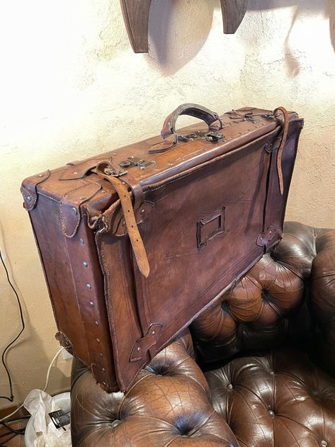 Valise en cuir 1900 grand modele Belle valise cuir grand format èpoque 1900 . Très belle patine. Objet très déco destinè à complèter une ambiance type loft /vintage. Pour une décoration industrielle vintage, amènagement décoration industriel Dimensions: hauteur: 45cm,largeur: 75cm & profondeur: 10cm Prix : 120€ réf 3836 Loft