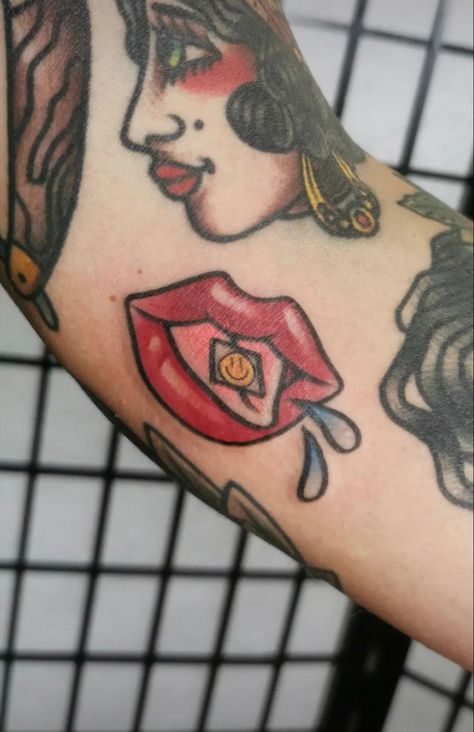 Vampire Lips, Lip Tattoos, Portfolio Inspiration, School Tattoo, Old School Tattoo, Art Drawings Sketches, Traditional Tattoo, Drawing Sketches, Valencia