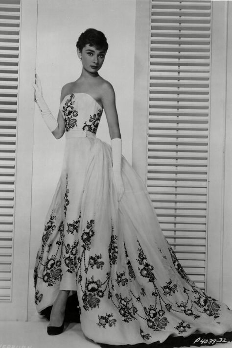 Audrey Hepburn’s Iconic Style Through the Years [PHOTOS] – Footwear News Aubrey Hepburn, Audrey Hepburn Photos, Sabrina Dress, Audrey Hepburn Style, Hepburn Style, Old Dresses, Iconic Dresses, Norma Jeane, Glam Dresses