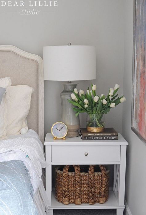 Nightstand Decor Ideas, Bedroom Nightstand Decor, Bed Side Table Design, Bedside Table Ideas, Bedside Table Decor, Design Hall, Nightstand Decor, Side Table Decor, Guest Room Decor