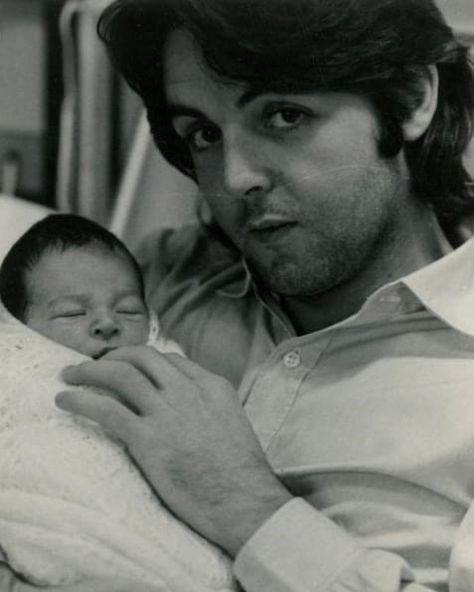 Linda Eastman, Mary Mccartney, Newborn Daughter, Paul And Linda Mccartney, Beatles Photos, Beatles Pictures, Linda Mccartney, Sir Paul, Girl Dad