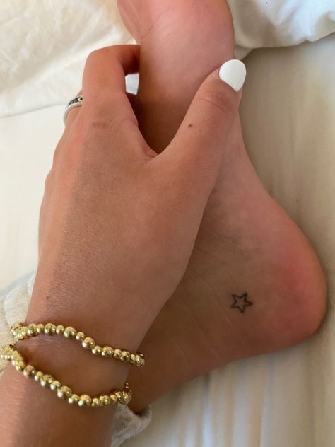 Star Stick And Poke Tattoo, Star Stick And Poke, Tiny Star Tattoo, Vienna Tattoo, Toe Tattoos, Stick And Poke Tattoo, Basic Tattoos, Tattoos Inspo, Small Girly Tattoos