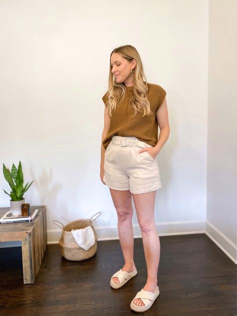 Neutral summer outfit with a sweater vest, linen shorts, and cream slide sandals. #michelletomczakblog Cream Linen Shorts Outfit, Cream Sandals Outfit, Cream Shorts Outfit, Vest Shorts Outfit, Sandals Summer Outfit, Dressy Shorts Outfits, Outfit Sweater Vest, Linen Shorts Outfit, Neutral Summer Outfits