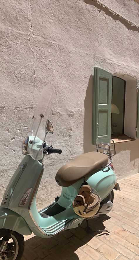 Scooter Aesthetic, Motos Vintage, Retro Scooter, Image Moto, Vespa Vintage, Vespa Scooters, Italy Aesthetic, Pretty Cars, Italian Summer