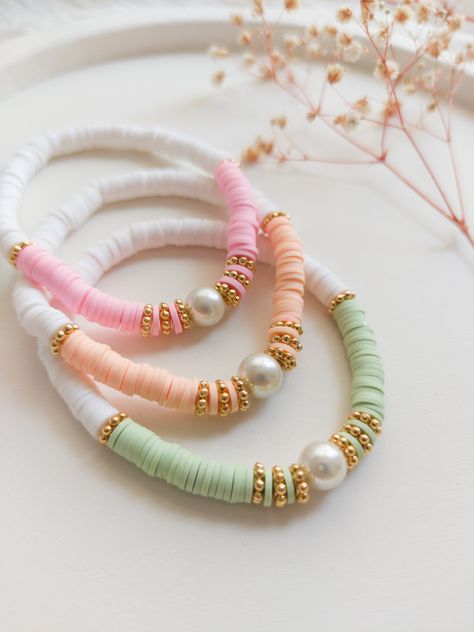 Clay Beads Inspiration, Braslet Ideas Cute, Stretch Beaded Bracelets Diy, Heishi Bead Bracelet, Bracelet Business, Clay Bracelets, Preppy Bracelets, Homemade Bracelets, Diy Beaded Bracelets