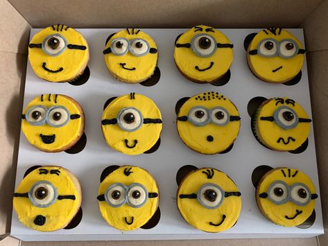 Minion Cookie Cake, Minion Birthday Party Cake, Animals Cupcakes, Minions Cupcakes, Fall Cakes Decorating, Birthday Brownie, Minion Cupcake, Minion Cookies, Kids Birthday Cupcakes