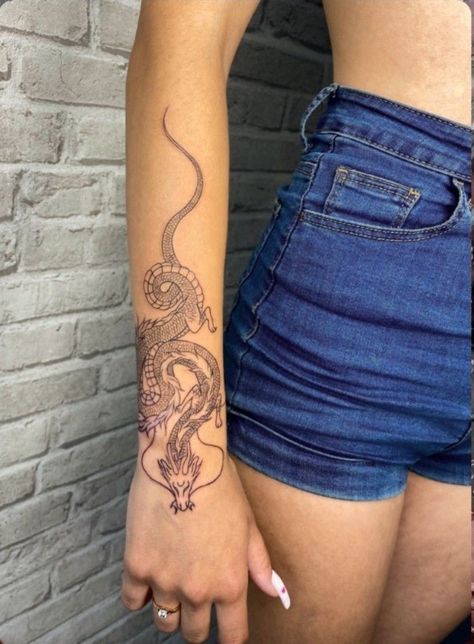 Arm Dragon Tattoo For Women, Dragon Tattoo On Wrist, Dragon Tattoo On Arm, Dragon Tattoo Wrist, Wendy Tattoo, Tattoo Brazo Mujer, Wrist Hand Tattoo, Wrap Around Wrist Tattoos, Dragon Tattoo Arm