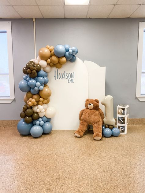 Beary First Birthday, First Birthday Balloons, Balloon Display, Balloon Garland, Birthday Balloons, First Birthday, First Birthdays, Balloons, Birthday