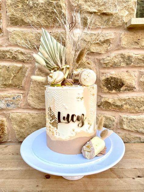 Neutral colours for this boho cake Boho Style Cake, Boho Cake, 21st Cake, Bo Ho, Elegant Birthday Cakes, 18th Birthday Cake, Beautiful Birthday Cakes, Cake Decorating Designs, Boho Birthday