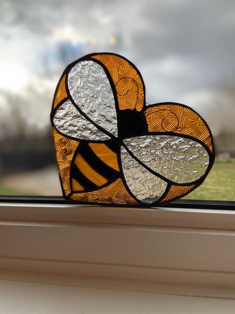 Bee Stained Glass Patterns, Stained Glass Bumble Bee, Bear Stained Glass Pattern, Stained Glass Bees, Spring Stained Glass Ideas, Bee Stained Glass Pattern, Stained Glass Patterns Templates, Beginner Stained Glass Projects, Stained Glass Easy