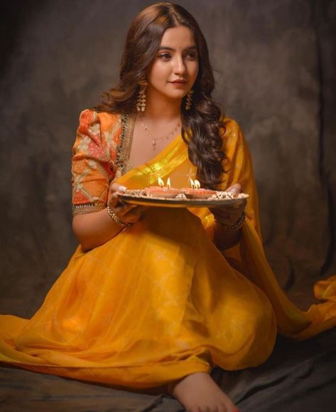 Diwali Look For Women Indian, Diwali Portrait, Meera Deosthale, Diwali Photography, Diwali Pictures, Diwali Photos, Haldi Outfits, Diwali Outfits, Saree Poses