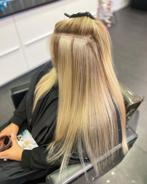 Rooted Dimensional Blonde, Dark Blonde Roots, Easy Hair Extensions, Painted Highlights, Platinum Blonde Balayage, Best Human Hair Extensions, Tape Extensions, Double Drawn Hair, Full Highlights