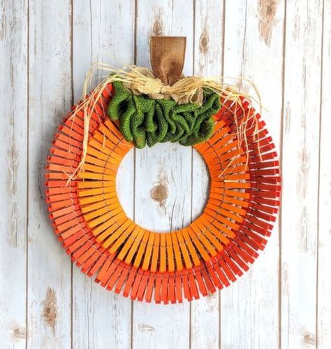 Modern Wall Decor Ideas, Clothespin Wreaths, Colors Clothes, Urban Interior Design, Clothespin Diy Crafts, Wooden Clothespin Crafts, Coastal Interior Design, Clothespin Wreath, Clothespin Art