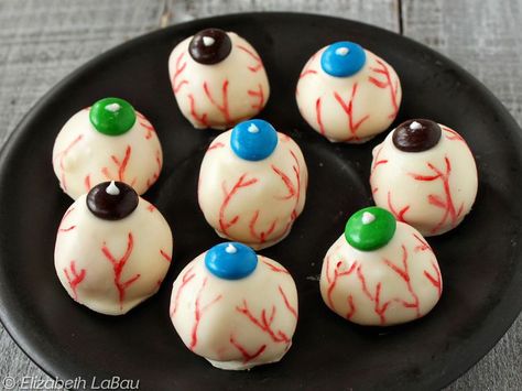 Scare a Halloween Crowd With Peanut Butter Eyeballs Halloween Candy Recipes, Potions Recipes, Spooky Snacks, White Chocolate Candy, Decorator Frosting, Popular Candy, Candy Recipe, Halloween Eyeballs, Peanut Butter Balls