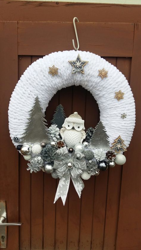 Owl Wreaths For Front Door, Knitted Wreaths, Gnome Ideas, Xmas Projects, Crochet Christmas Wreath, Cross Stitch Owl, Owl Wreaths, Elegant Christmas Decor, Christmas Ornament Wreath