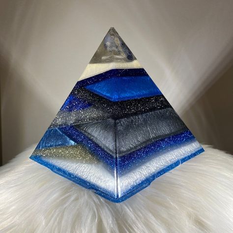 Resin Pyramid, Howlite Stone, Diy Resin Art, Slip And Slide, Resin Painting, Diy Resin Crafts, Diy Pattern, Studio Lighting, Resin Diy