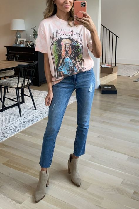 Indie Fits, Cropped Jeans Outfit, Booties Outfit, Graphic Tee Outfits, Nordstrom Sale, Dallas Fashion, Cool Graphic Tees, Outfit Inspo Fall, Cropped Jeans