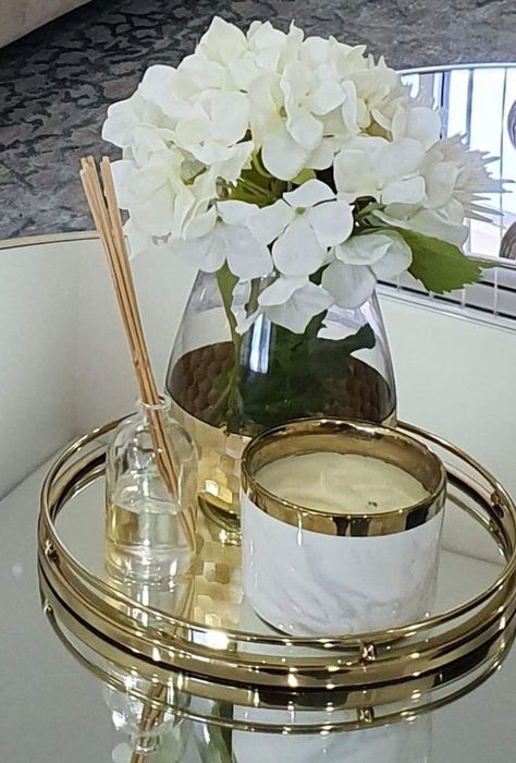 Mirror Tray Decor Ideas, Gold Tray Decor, Mirror Tray Decor, Table Tray Decor, Mirror Dining Table, Coffee Table Decor Living Room, Living Room Center, Bathroom Counter Decor, Luxury Mirror