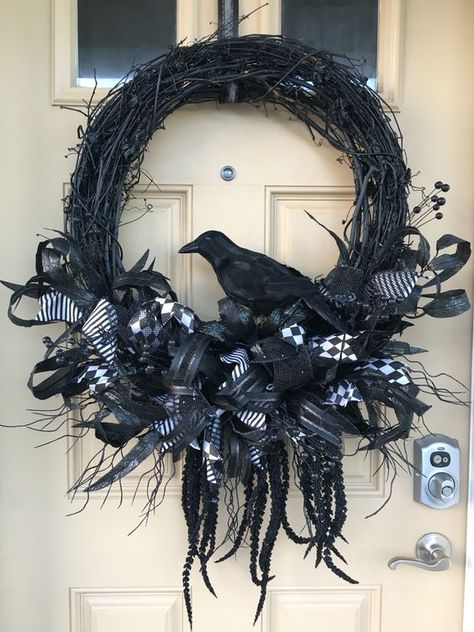 Halloween Crow Wreath. Crow Wreath, Halloween Wreath Ideas, Scary Halloween Wreath, Black Halloween Wreath, Diy Gothic, Elegant Halloween Decor, Elegant Wreath, Diy Halloween Wreath, Elegant Halloween