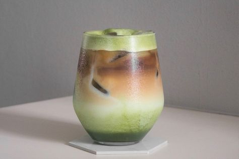 Matcha Espresso Latte, Matcha Espresso, Matcha Coffee, Layered Drinks, Moon Logo, Garden Coffee, Fancy Drinks, Coffee Recipe, Coffee Cocktails