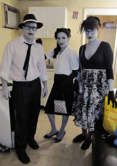 Black and white movie costumes.. Way to awesome --love the costume ideas in this post! Grayscale Costume, Halloween Costume Ideas Easy, Geek Outfit, Costumes Faciles, Black And White Costume, Halloween Costume Black, White Halloween Costumes, Halloweenský Makeup, Clever Halloween