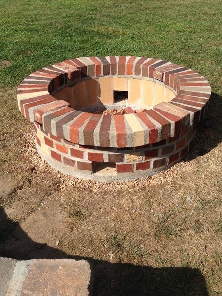 Red Brick Fire Pit, Fire Pit Plans, Outside Fire Pits, Brick Fire Pit, Fire Pit Landscaping, Backyard Fireplace, Square Fire Pit, Stone Fire Pit, Fire Pit Designs