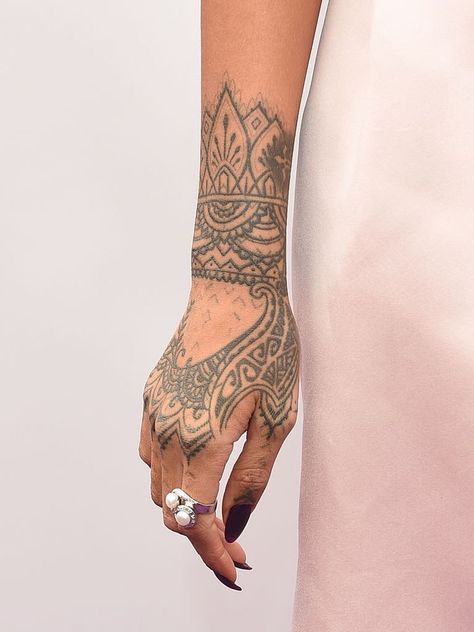 Leah Kateb Hand Tattoo, Rhianna Tattoos, Tattoo Rihanna, Rihanna Hand Tattoo, Rihanna Tattoo, Tattoos 2024, Mandala Hand Tattoos, Jagua Henna, Henna Inspired Tattoos