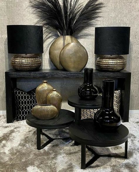 Burgandy Black Living Room, How To Decorate Bar Counter Top, Dark Grey And Gold Living Room, Black Gold Living Room Ideas, Gold And Black Living Room Ideas, Teal And Gold Living Room, Entryway Decor Modern Luxury, Black And Gold Living Room, Glam Living Room Decor