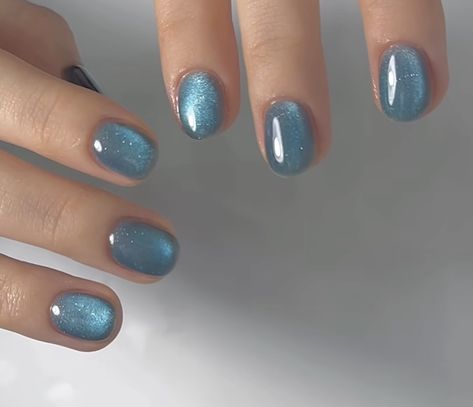 Short Blue Cat Eye Nails, Icy Blue Cat Eye Nails, Magnetic Blue Nails, Light Blue Cateye Nails, Short Cats Eye Nails, Nails Different Colors Each Finger, Cat Eye Blue Nails, Shiny Short Nails, Light Blue Cat Eye Nails