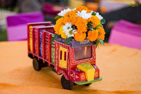 Indian Wedding Centerpieces, Haldi Decoration Ideas, Corporate Events Decoration, Mini Truck, Wedding Planning Decor, Anniversary Decorations, Wedding Decor Inspiration, Indian Decor, Indian Wedding Decorations