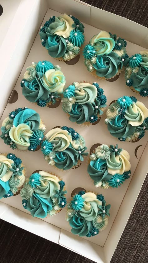 minidelicacies on Instagram: Piped cupcakes in shades of teal 💙🧁✨ #minidelicacies #blackburncakes #cupcakedecorating #wiltoncakes #wilton #reels #instagramreels #bakingreels #pipingtips… Peacock Color Cupcakes, Teal Colored Food Ideas, Teal Sweet 16 Cakes, Teal And Orange Cupcakes, Teal Cake Ideas Birthday, Teal Desserts, Teal Cake Ideas, Teal Birthday Party Ideas, Teal And Gold Cake